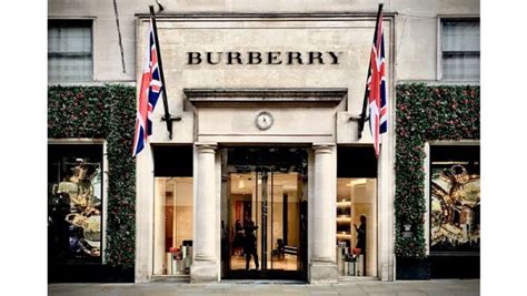 burberry l'evoluzione del marchio inglese negli anni|Logo di Burberry: il restyling di un heritage brand.